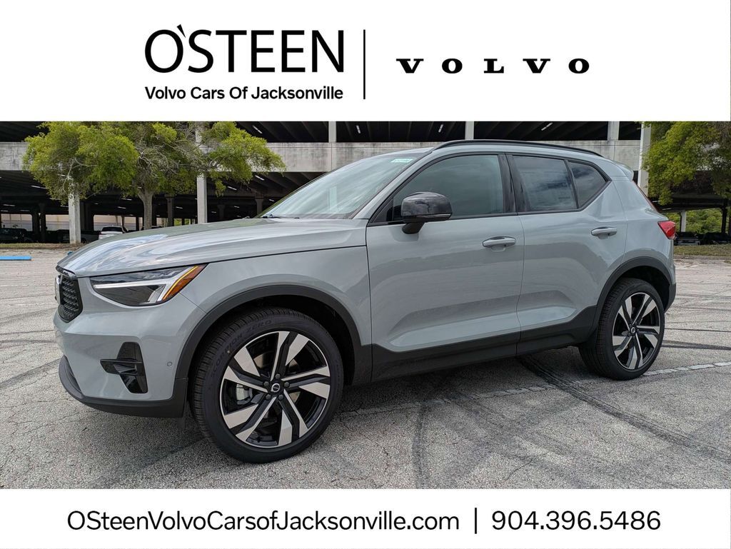 2026 VOLVO XC40