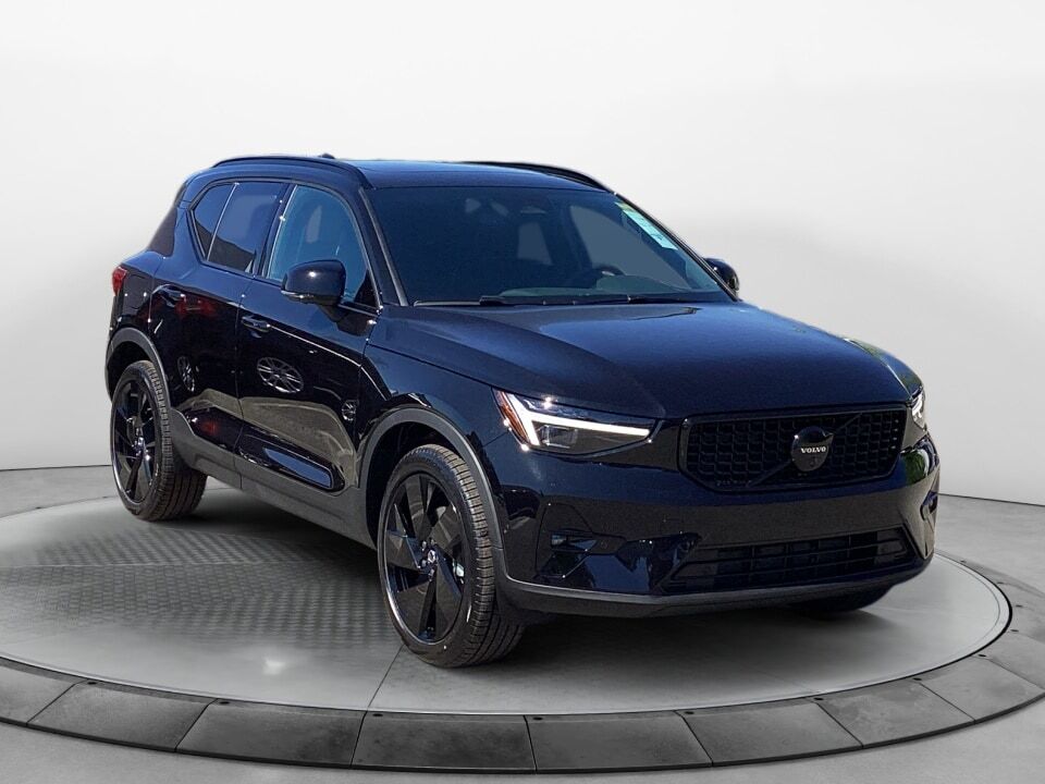2026 VOLVO XC40