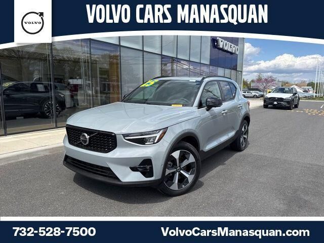 2025 VOLVO XC40