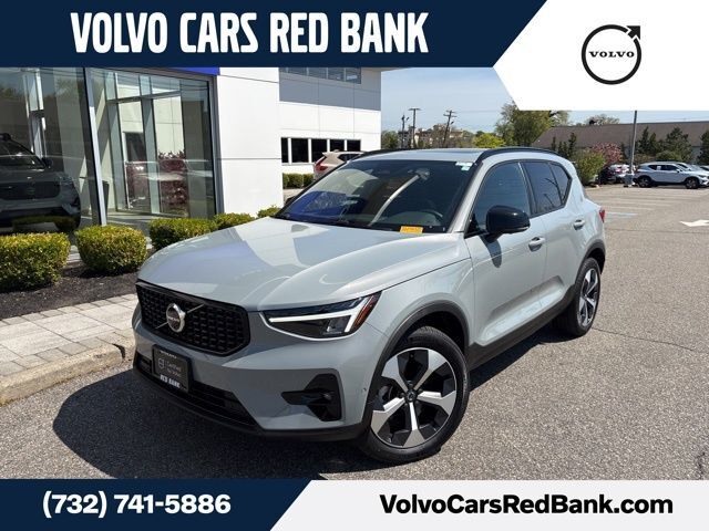 2025 VOLVO XC40