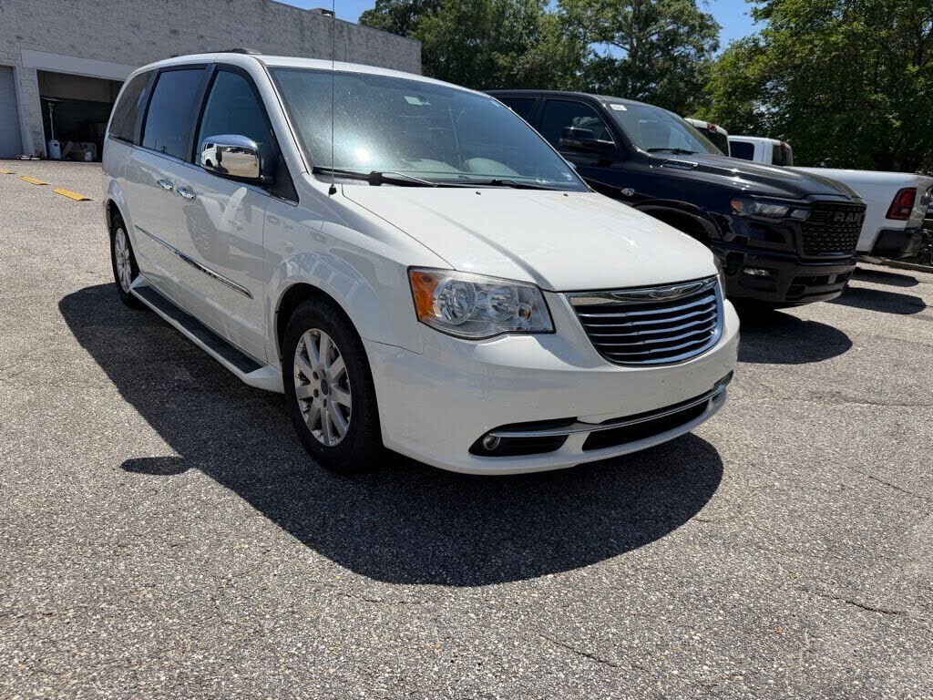 2011 CHRYSLER Town and Country