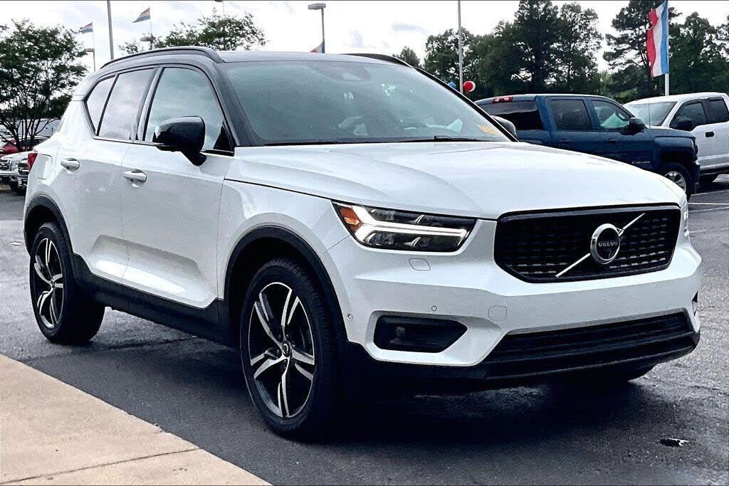 2022 VOLVO XC40