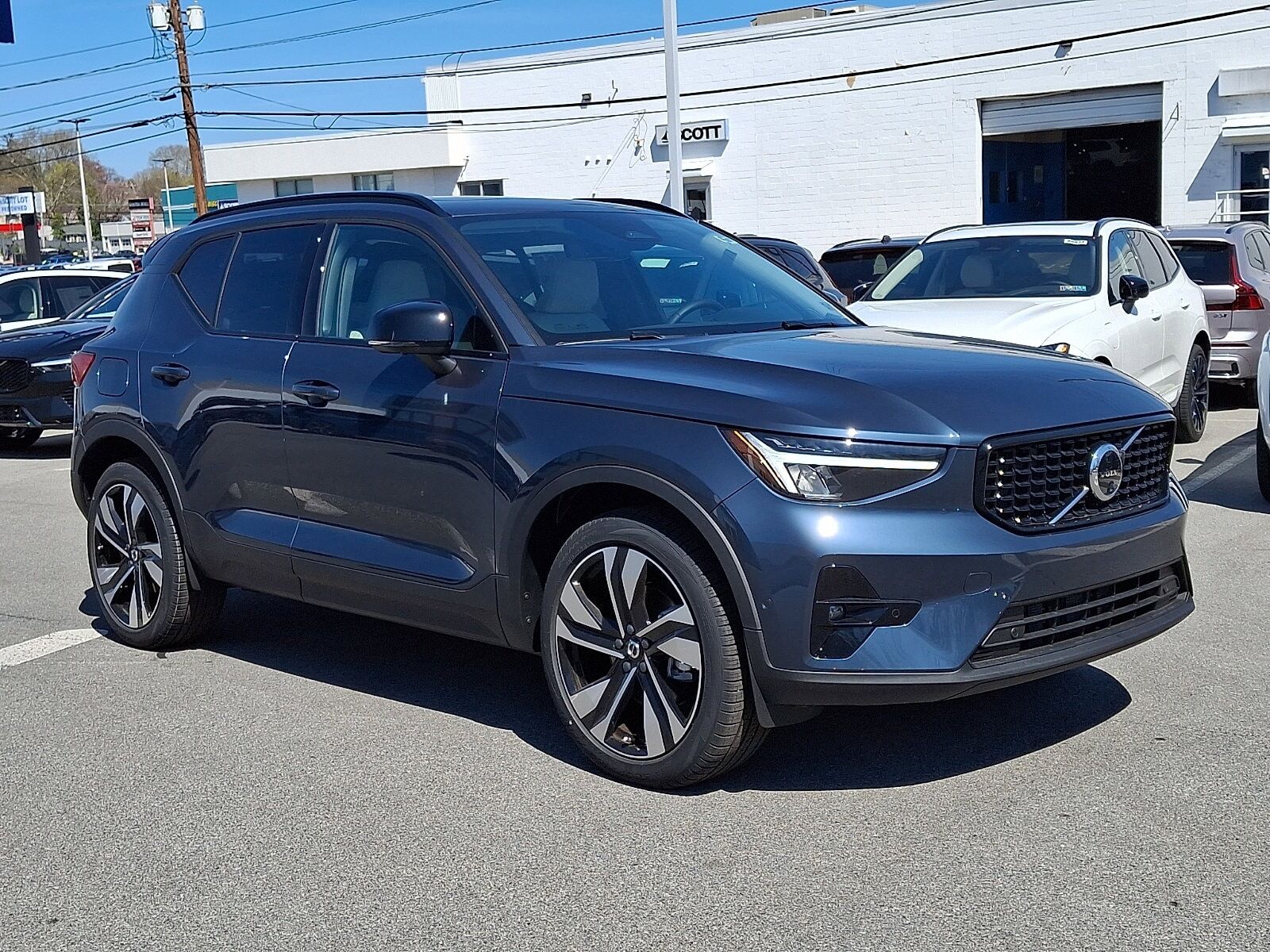 2026 VOLVO XC40