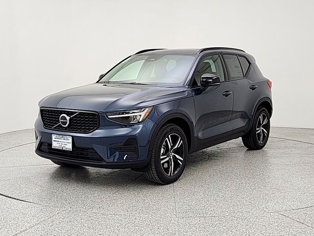 2026 VOLVO XC40