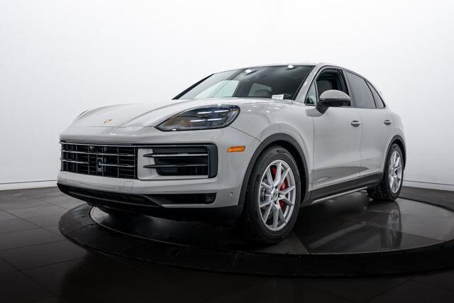 2025 PORSCHE Cayenne