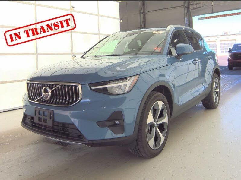 2024 VOLVO XC40