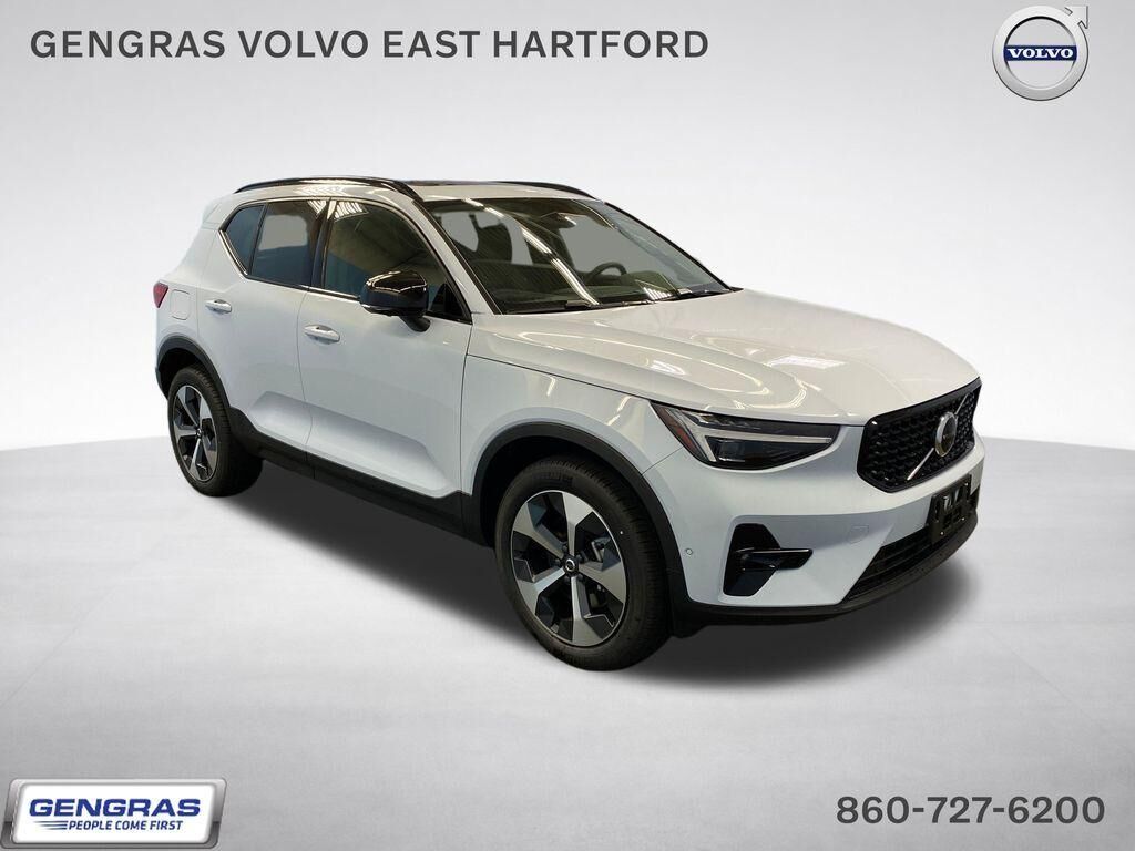 2026 VOLVO XC40