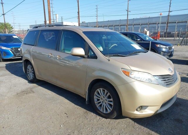 2012 TOYOTA Sienna