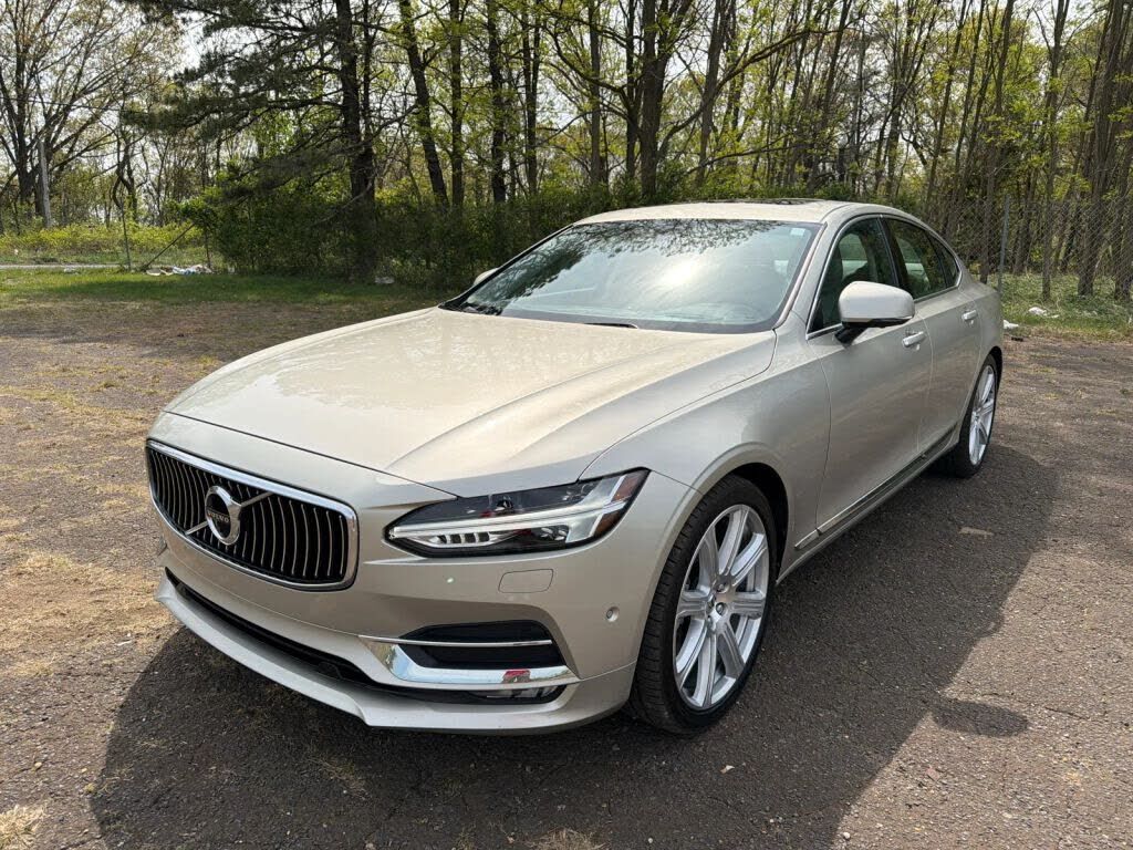 2017 VOLVO S90
