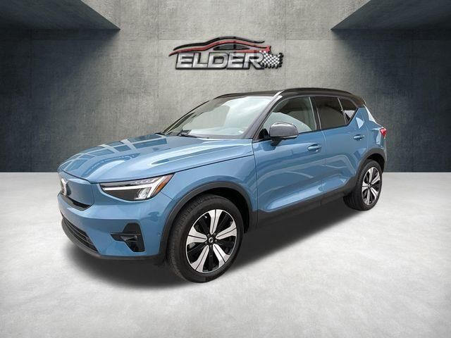 2023 VOLVO XC40