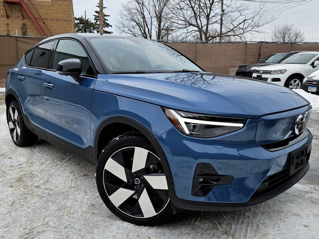 2022 VOLVO C40