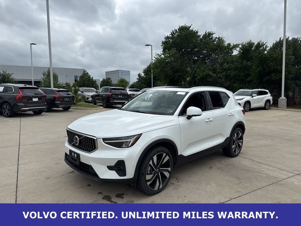 2025 VOLVO XC40