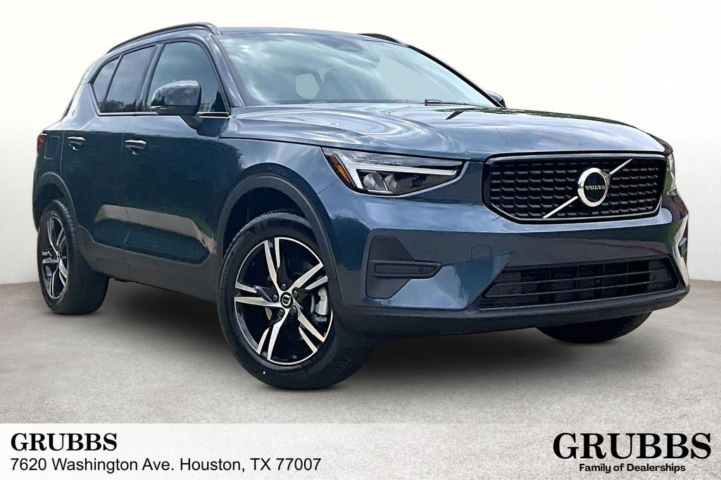 2026 VOLVO XC40