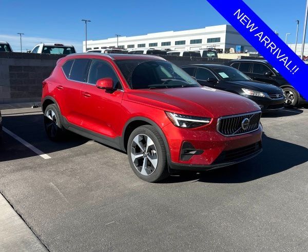 2025 VOLVO XC40