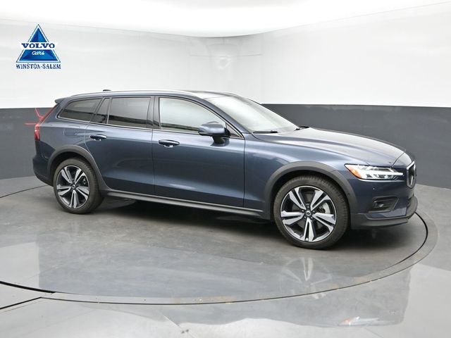 2025 VOLVO V60CC