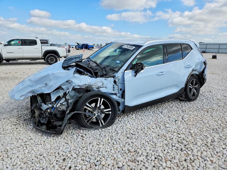 2024 VOLVO XC40