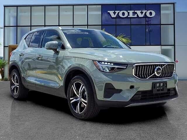2025 VOLVO XC40