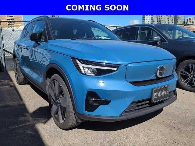 2023 VOLVO XC40