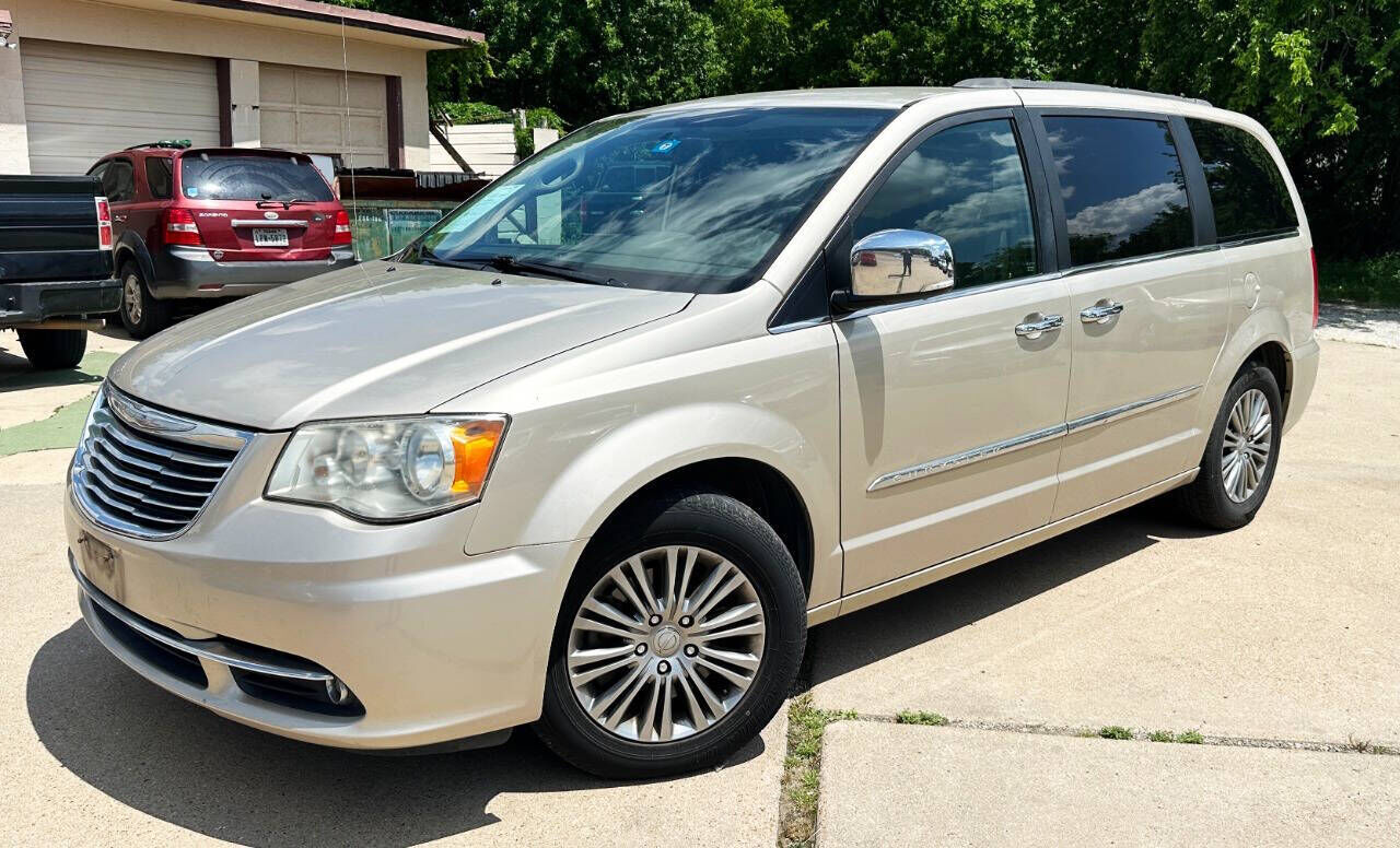 2014 CHRYSLER Town and Country