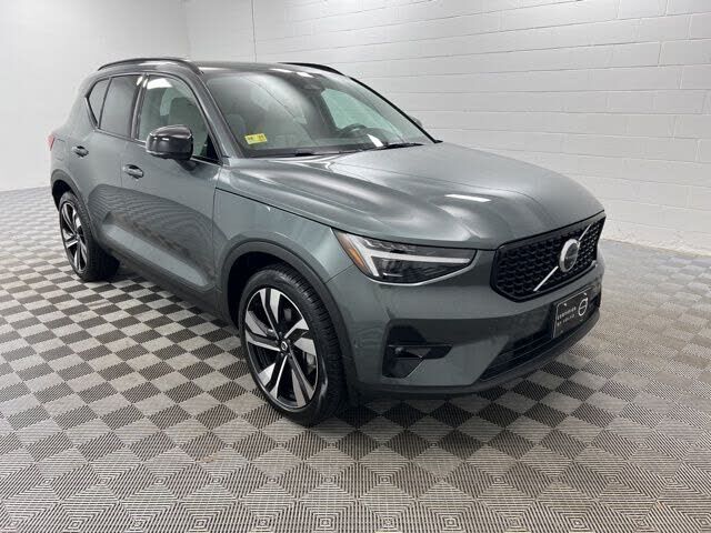 2026 VOLVO XC40