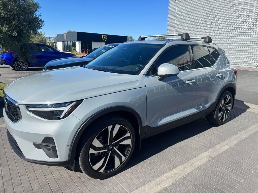 2024 VOLVO XC40