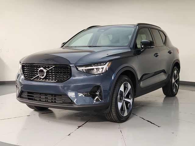 2026 VOLVO XC40
