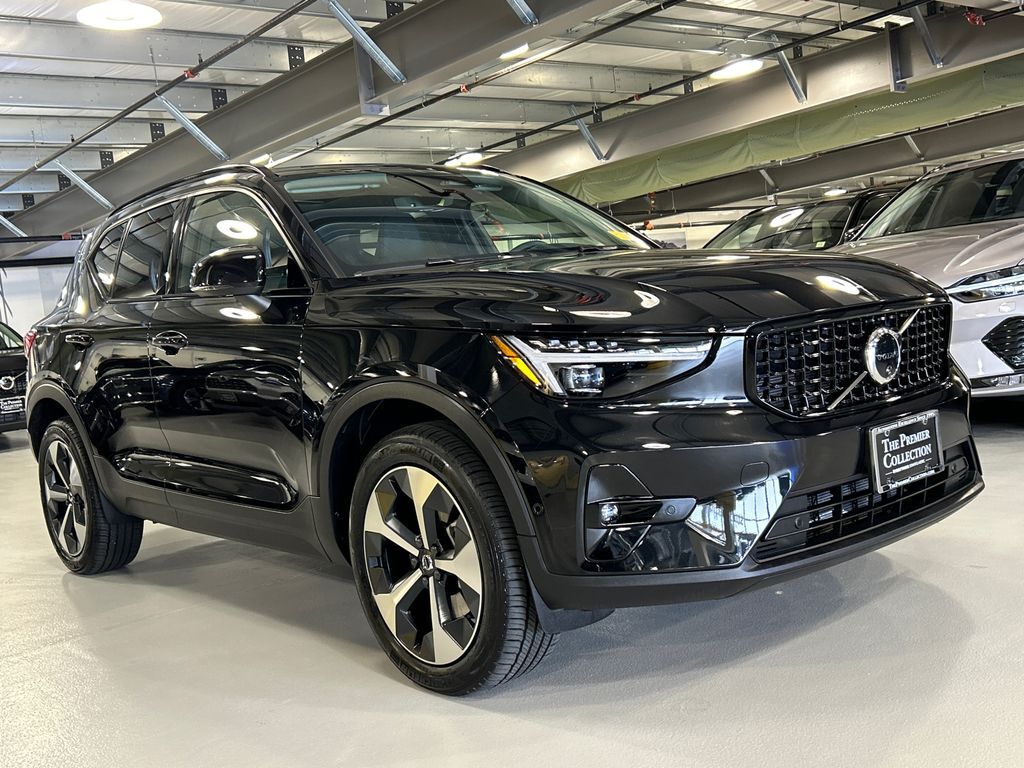 2026 VOLVO XC40