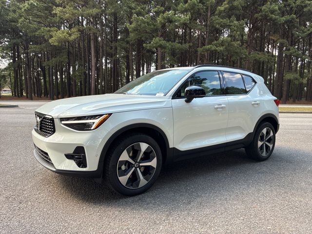 2026 VOLVO XC40