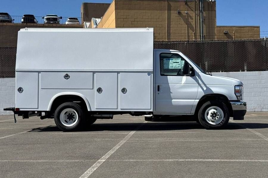 2025 FORD E-350