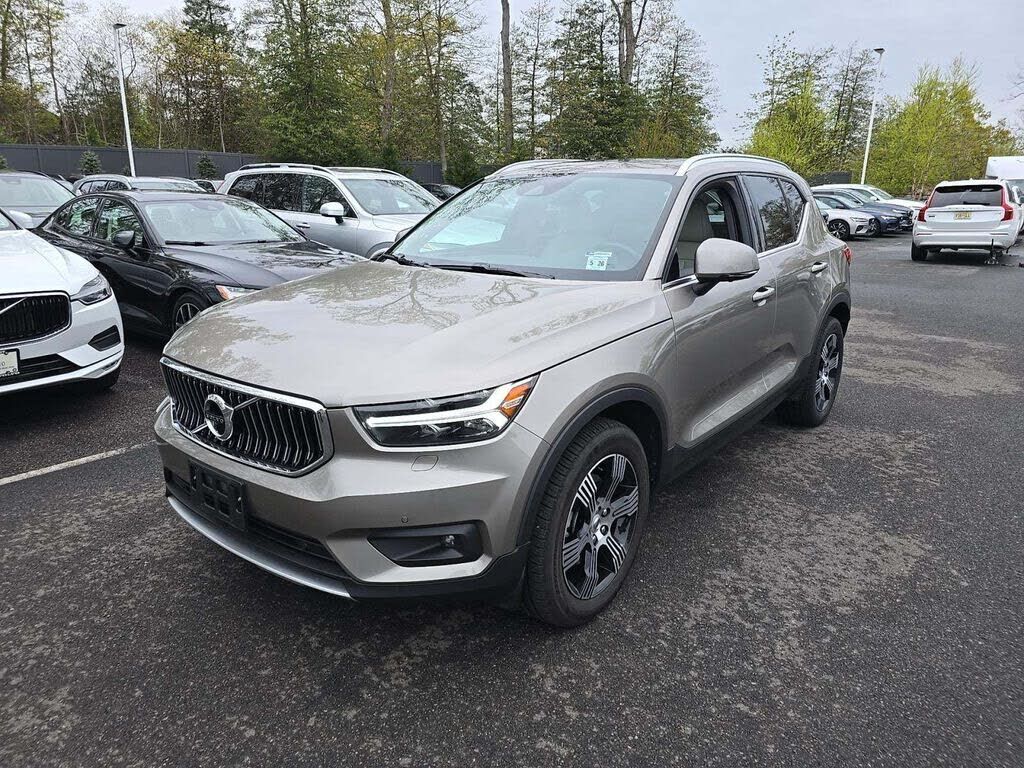 2021 VOLVO XC40