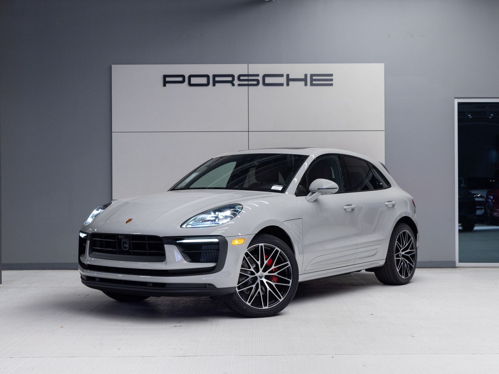 2026 PORSCHE Macan