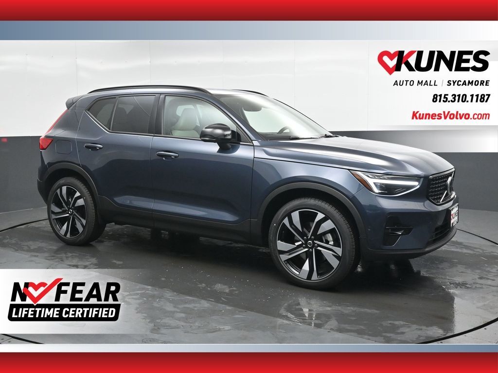 2026 VOLVO XC40