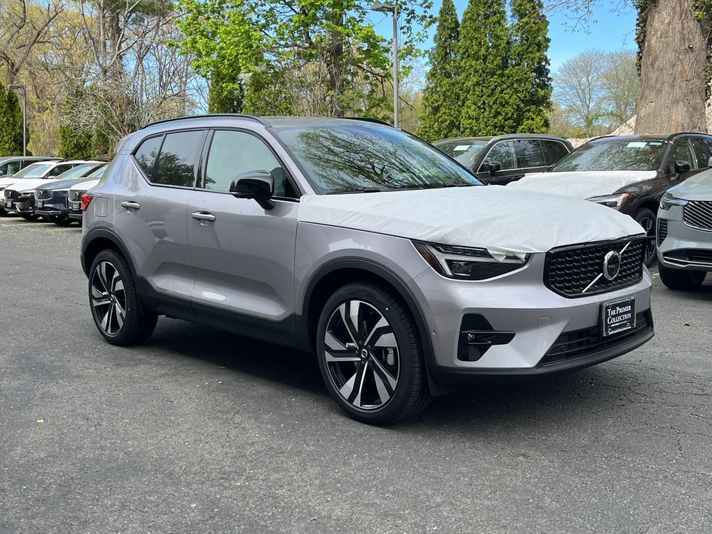 2026 VOLVO XC40