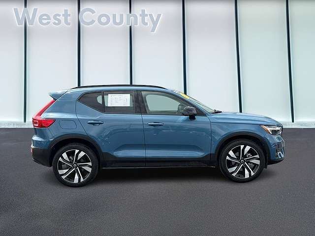 2024 VOLVO XC40