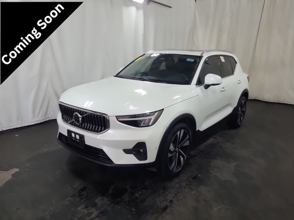 2023 VOLVO XC40