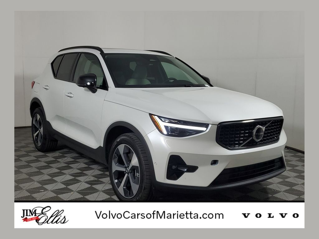 2026 VOLVO XC40