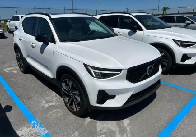 2025 VOLVO XC40