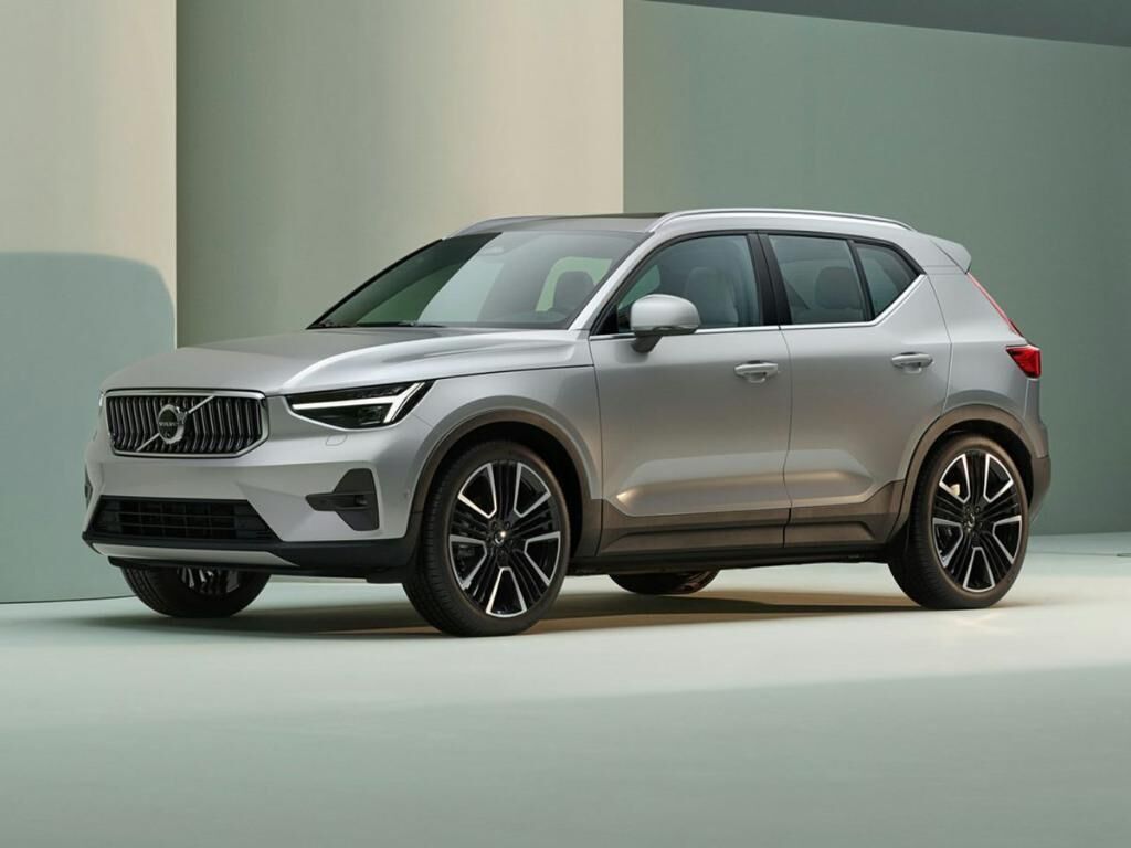 2023 VOLVO XC40