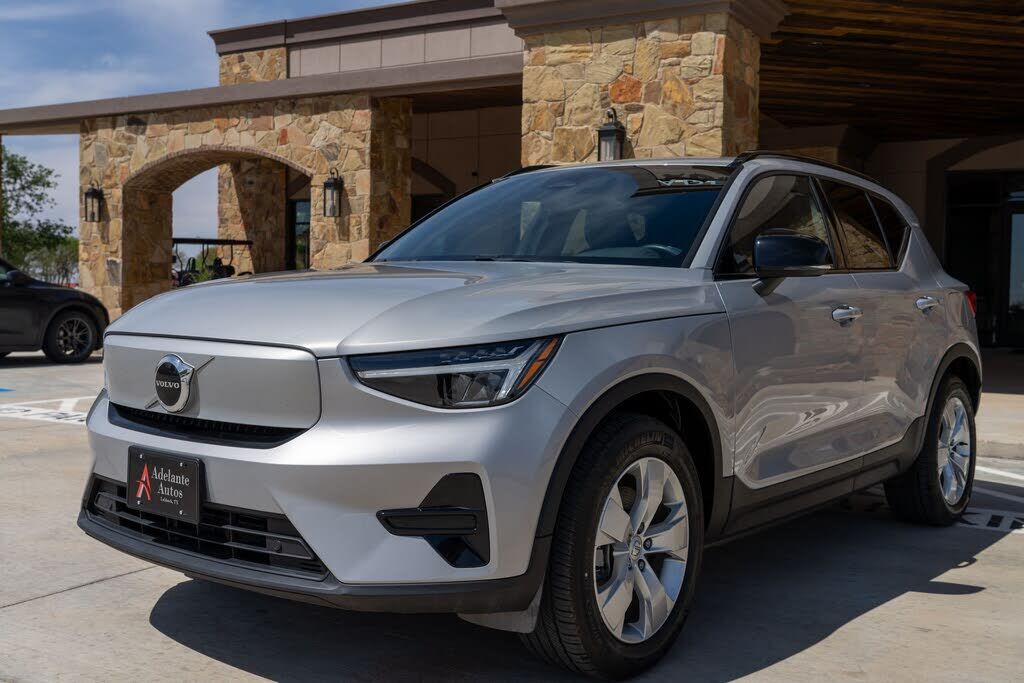 2024 VOLVO XC40
