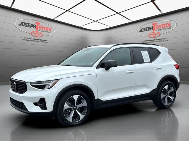 2023 VOLVO XC40