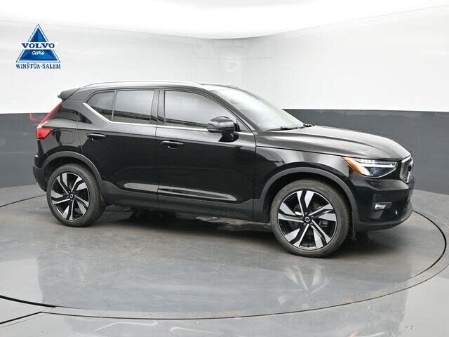 2023 VOLVO XC40