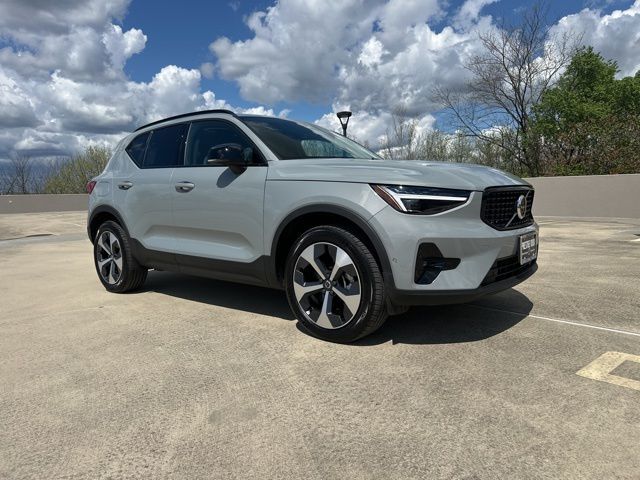 2026 VOLVO XC40