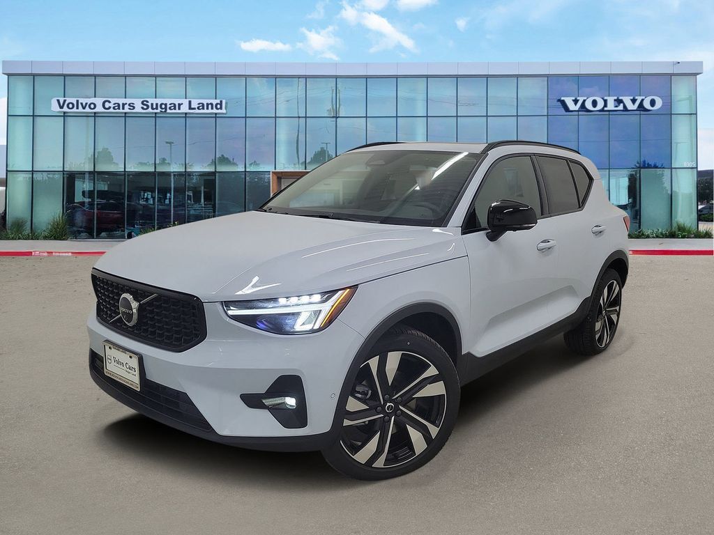 2026 VOLVO XC40