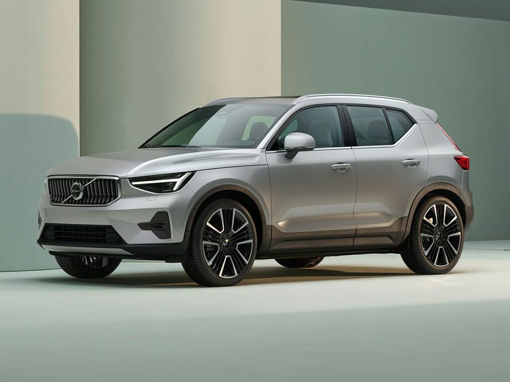 2023 VOLVO XC40