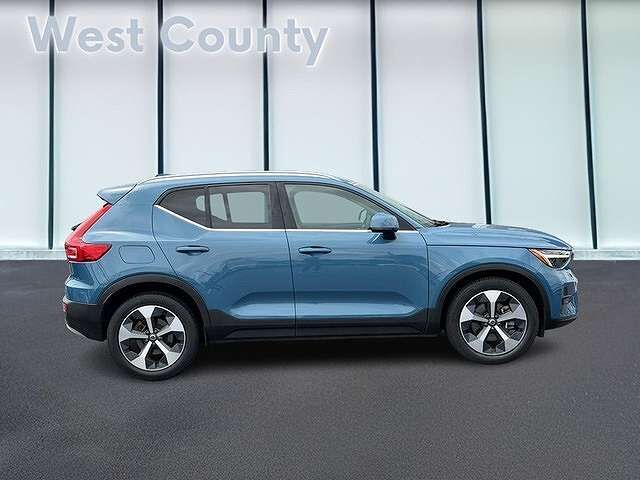 2023 VOLVO XC40