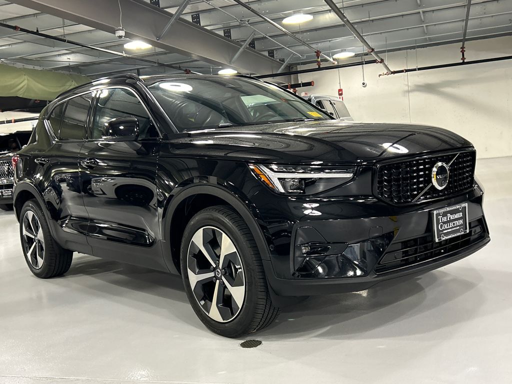 2026 VOLVO XC40