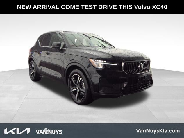 2025 VOLVO XC40