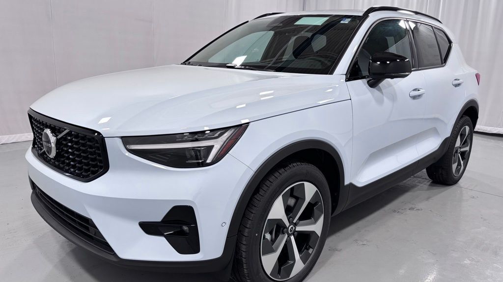 2026 VOLVO XC40