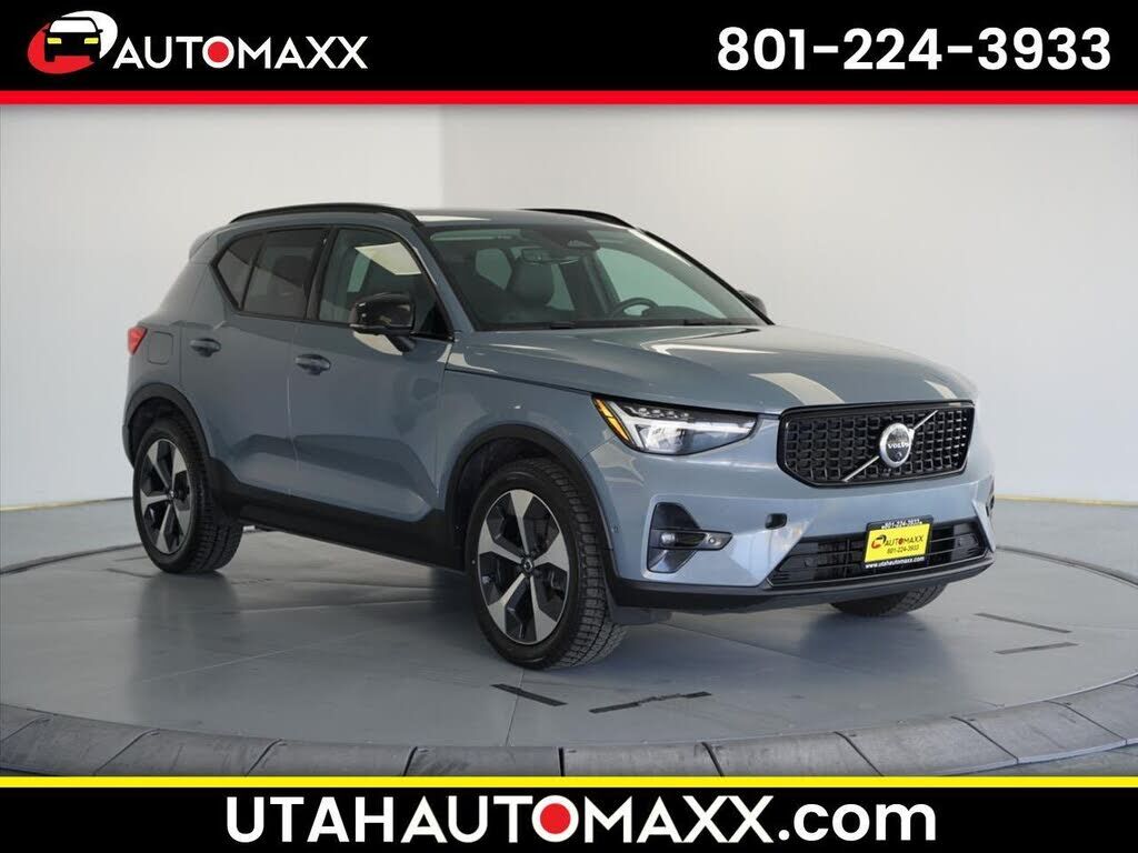 2023 VOLVO XC40
