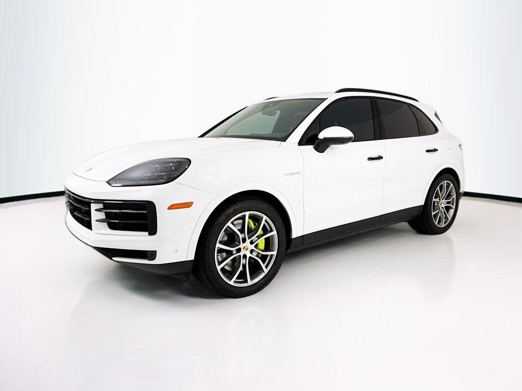 2024 PORSCHE Cayenne